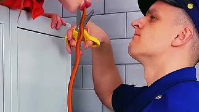 美女偷吃面条被保安发现，这胆子简直太大了！#看一遍笑一遍 #意想不到的结局 #这操作都看傻了 #万万