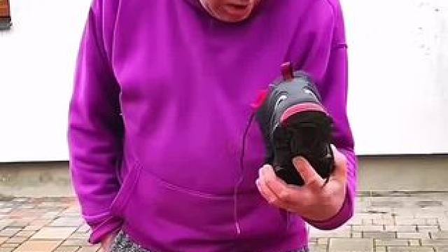 这鞋装的东西可真多，直接把老头看蒙圈了！#看一遍笑一遍 #万万没想到 #这操作都看傻了 #沙雕老外 