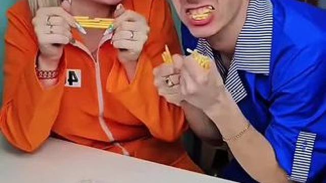 偷吃保安零食被监控记录，结局让人太意外了！#看一遍笑一遍 #万万没想到 #意想不到的结局 #沙雕老外