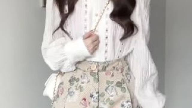 #时尚女神气质搭配分享 #甜美女孩穿搭 #做个会穿搭的女生 姐妹们这套韩版碎花复古俩件套太美太颯了，