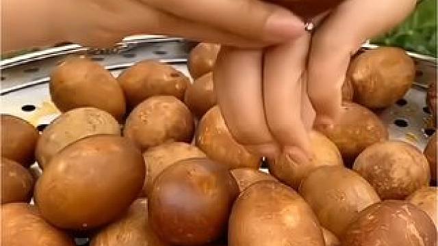 这个东西你肯定没吃过，不是你吃不起，是你们那里根本就没有，这是我们当地有名的特色小吃活珠子，在民间已