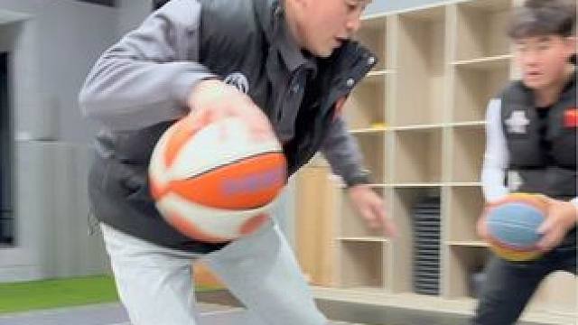 #篮球 #日常训练 #一分钟干货教学 
两人互动类球性强化系列
｜弓步运球往前衔接快速后拉
｜双球传