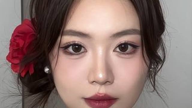 方圆脸都来化这个大气红唇妆！
#方圆脸妆容 #妆前妆后 #爆改 #变妆 #红唇妆