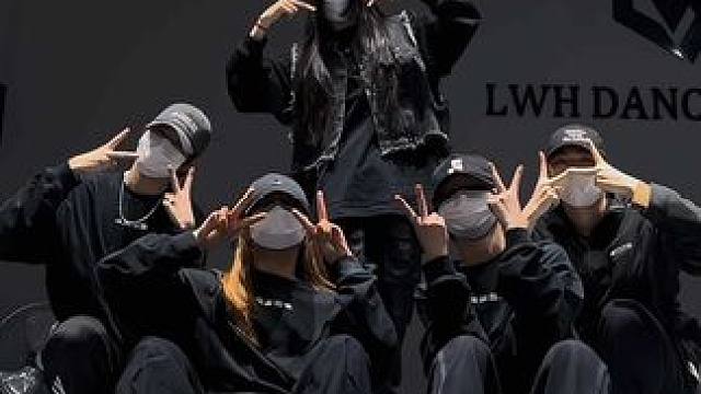 #赞多社畜舞挑战 这种视频到底 都是谁爱看啊#浅跳一下 #女生酷起来