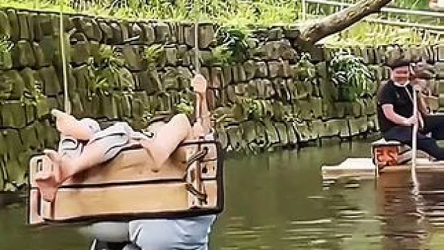 美女倒挂秋千，大哥一笑而过