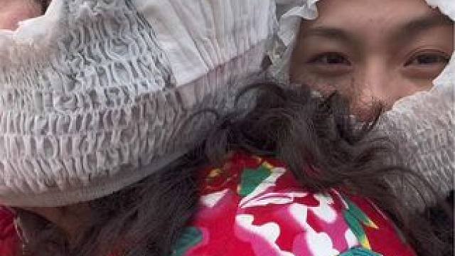 还好车里有尿不湿，不然就真变成落汤鸡了#淋成落汤鸡 #闺蜜傻雕日常 #看一遍笑一遍