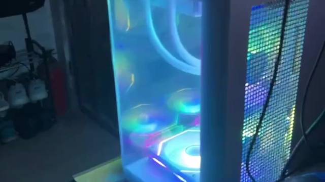 炫吗！12个风扇，十几种颜色