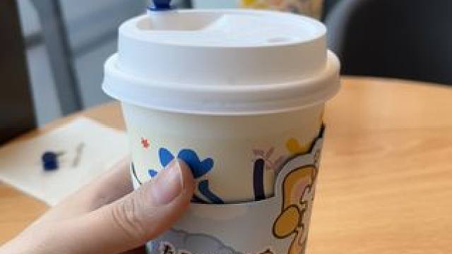 我喜欢春天#瑞幸咖啡 #线条小狗 #瑞幸线条小狗联名 #小白梨拿铁 #瑞幸春季众测冠军新品