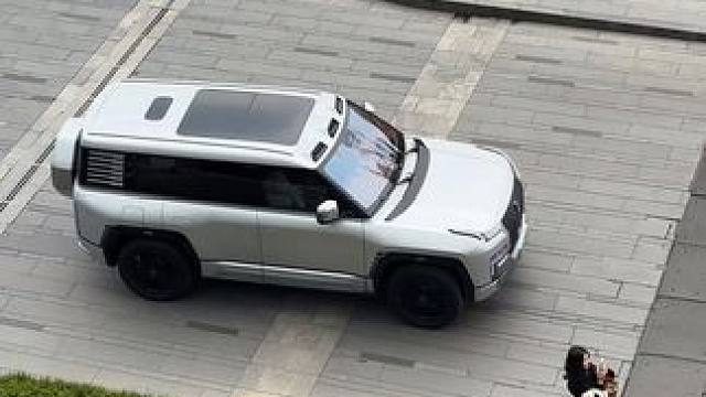 上帝视角欣赏大佬开国产豪华SUV天花板比亚迪仰望U8打卡网红坡，仰望U8颜值豪华性能气场为一身还买啥