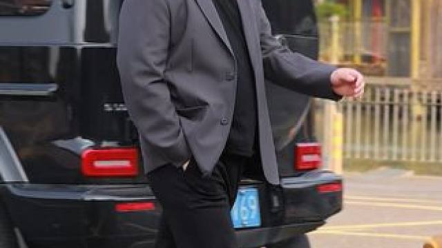 入春后，胖男生不穿小西装你都不知道自己有多帅气，去开飞机这样穿，空姐全都迷恋你 #微胖穿搭   #轻