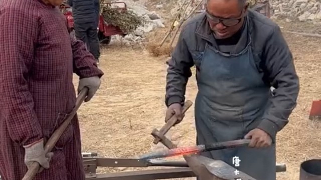 传统铁匠手工锻打