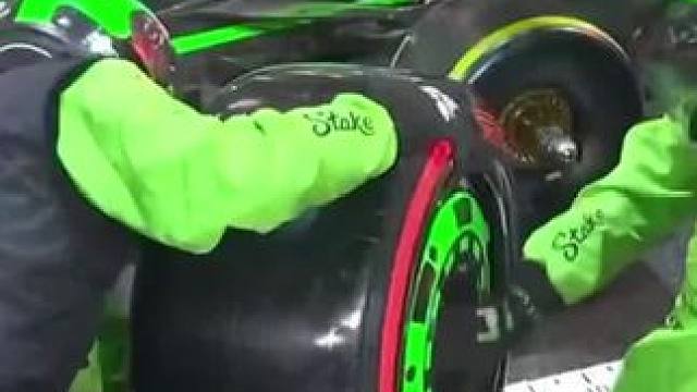 索伯小丑又整活！车手保胎跑40多圈被你们一下做掉……#周冠宇 #f1 #f1沙特大奖赛 #方程式赛车