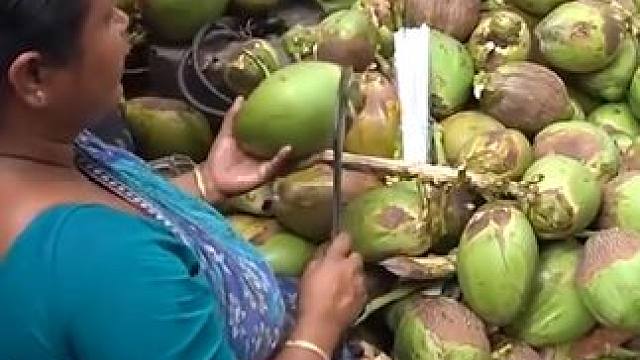 大妈切椰子30年，靠好刀功一天卖出椰子2000个，日赚8000元！ #美食猎奇 #街头小吃