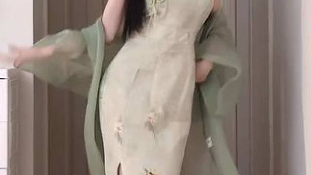 穿旗袍啦，嘿嘿
#旗袍 #国风 #中式 #浅跳一下