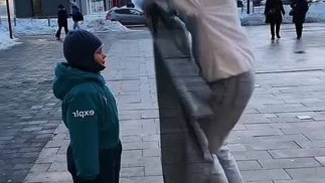 把儿子用隐身衣盖起来，没想到最后真的看不见了！#看一遍笑一遍 #万万没想到 #意想不到的结局 #这操