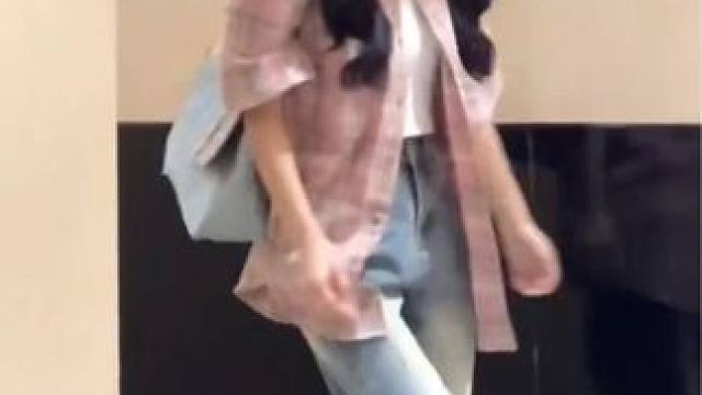 跟着小孩姐学穿搭，一件吊带背心就能搞定春夏穿搭，关键百搭显瘦还遮肉 #谁穿谁好看 #吊带背心 #穿搭