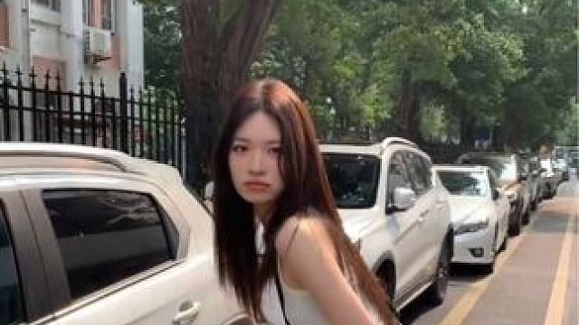 跟着小孩姐学穿搭，一件吊带背心就能搞定春夏穿搭#谁穿谁好看 #吊带背心 #开春搭配 #仙女必备 #种