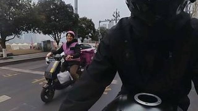 来看一下H2回头率有多高  后面的帅哥比我还开心#机车 #第一视角