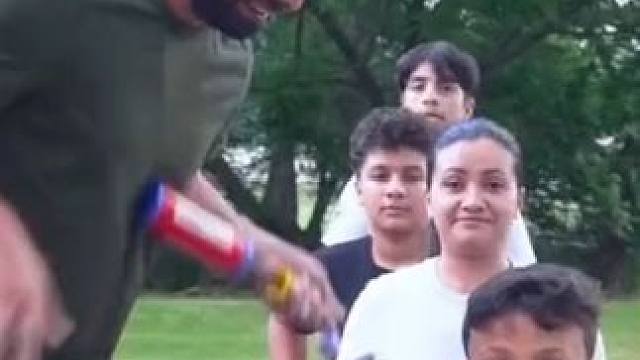 家庭游戏挑战幸运的气球 #搞笑老外 #歪果仁真会玩