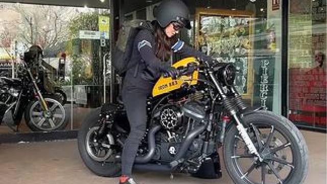 小姐姐太帅了 #复古机车 #哈雷883 #机车小姐姐