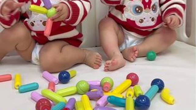 家里有十个月以上宝宝就要给他们准备益智开放性玩具，这个#磁力棒 就特别好。每天米花米团都要玩，一开始