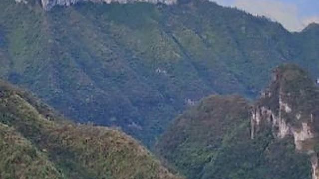 两条裂缝，远处看着小，走近一看吓死人