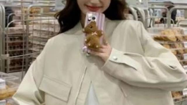 好有型的新款休闲短款机车小皮衣外套。穿上这款2024休闲短款机车皮衣外套，让你瞬间成为时尚潮流的引领