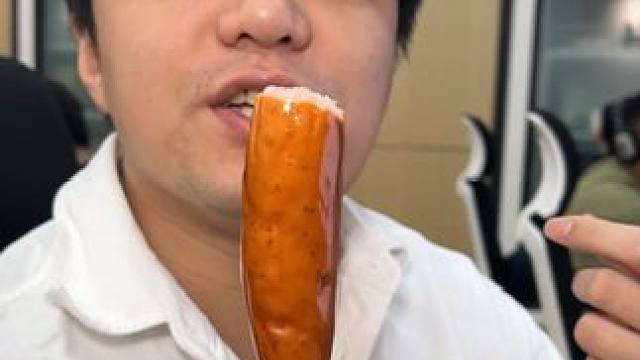 晚上经常嘴馋就试试这个哈尔滨烟熏肉肠，肉质紧实，香弹可口#红肠#肉肠#烤肠#零食推荐#健身