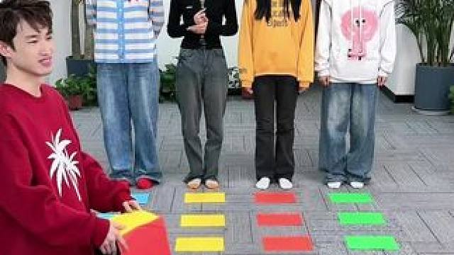 跳格子挑战，哈哈太好玩了#办公室游戏 #趣味游戏 #这个太好玩了