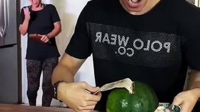 藏在西瓜里面的秘密，全都是满满的套路！#看一遍笑一遍 #万万没想到 #意想不到的结局 #老外真会玩 