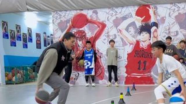 #篮球 #日常训练 #一分钟干货教学 
横移技术强化系列
双人同步体前双变向横移
双人同步双胯圈运球