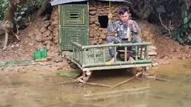 为远离城市喧嚣，独自一人来到野外生活 #荒野建造 #野外生活 #野外建造