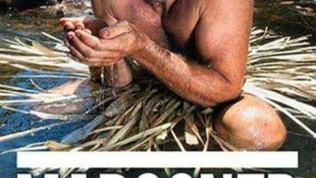 单挑荒野 挨饿德彻底打破了三天饿9顿的魔咒，上来就吃上鲜嫩多汁的牡蛎，还秘制了一道盐烤坚果#单挑荒野