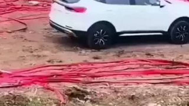 这是庆贺买新车？这是要把车给先人烧去吧？#风俗 #新车 #涨见识