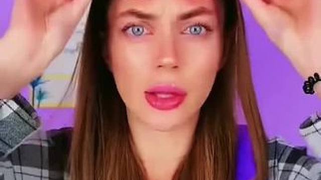 为了能顺利进入教室，在眼镜上面涂满口红！#看一遍笑一遍 #意想不到的结局 #老外迷惑行为 #沙雕老外