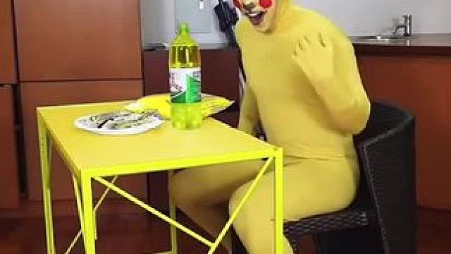 这是一只神奇的手，轻轻一摸就让东西变颜色！#看一遍笑一遍 #万万没想到 #这操作都看傻了 #沙雕日常