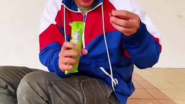 哥哥为弟弟自制糖果，这操作简直太厉害了！#看一遍笑一遍 #万万没想到 #意想不到的结局 #老外迷惑行