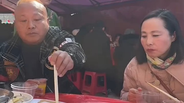 大娘遇到对手了，满脸都是无奈