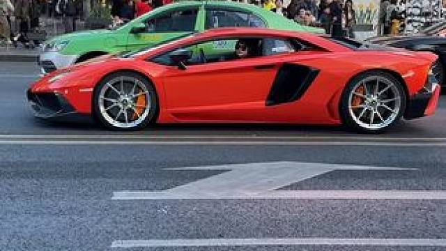 成都太古里看富少开奔驰AMG GT50，看美女开兰博基尼大牛，看路人都惊呆的表情 #成都街拍 #AM