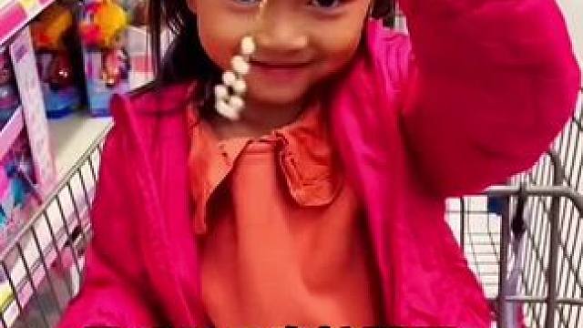 小女孩用魔法控制老爸，最后男子直接蒙圈了！#看一遍笑一遍 #万万没想到 #这操作都看傻了 #沙雕日常