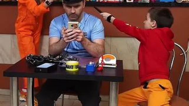 小男孩把美女牢牢定住，最后让人太意外了！#看一遍笑一遍 #万万没想到 #这操作都看傻了 #老外真会玩