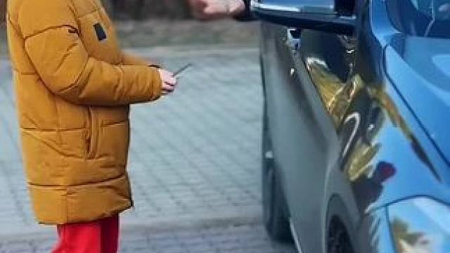 男孩手机被恶人弄坏，结局让人太解气了！#看一遍笑一遍 #万万没想到 #这操作都看傻了 #老外真会玩 