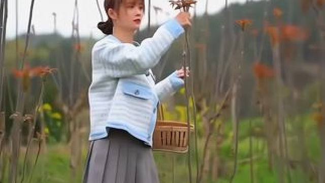 城里吃不起，50元一斤，所以跑来山里摘 春天必吃的野菜，你们喜欢怎么吃？可以怎么吃 #香椿 #春天的