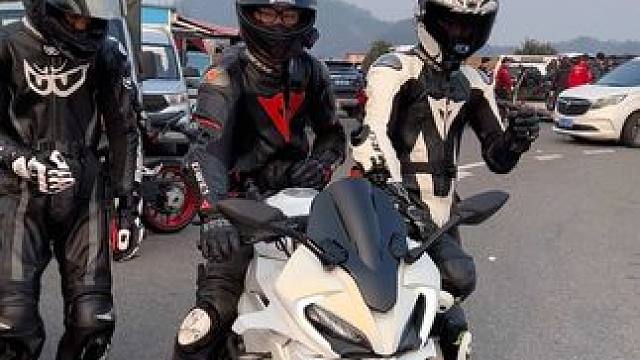 穿成这样骑得吃车250sr你就说得不得吃吧！#春风250sr #机车