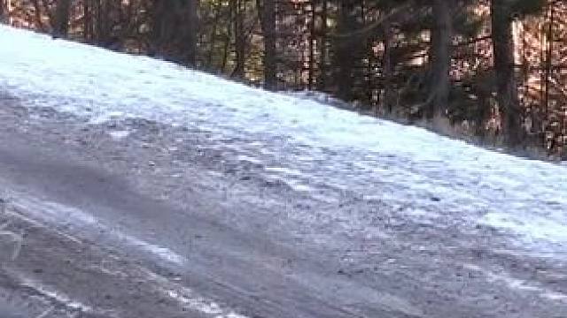 浮雪路面漂移过弯，这不仅需要卓越的驾驶技巧，还需要对车辆性能的精确掌握和对路况的敏锐感知#wrc拉力