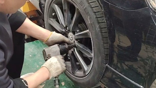 丰田锐志车友安装刹车油管