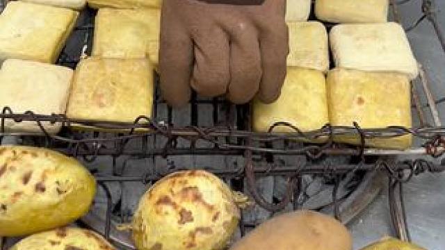 小时候看见这个豆腐能馋几条街，时间过得真快#分享家乡美食 #8090后的回忆  #臭豆腐 #忘不了的