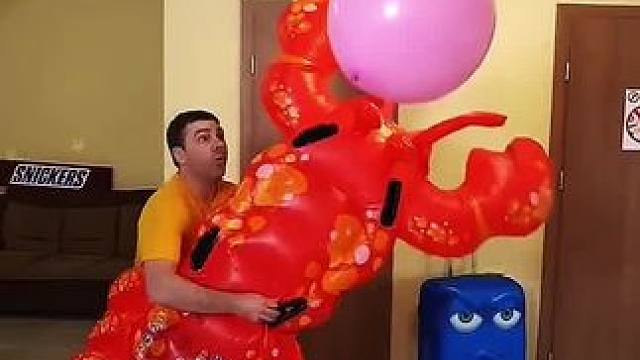 这个气球简直太大了，必须用专业设备应对它！#看一遍笑一遍 #沙雕日常 #老外真会玩 #吃货的迷惑行为