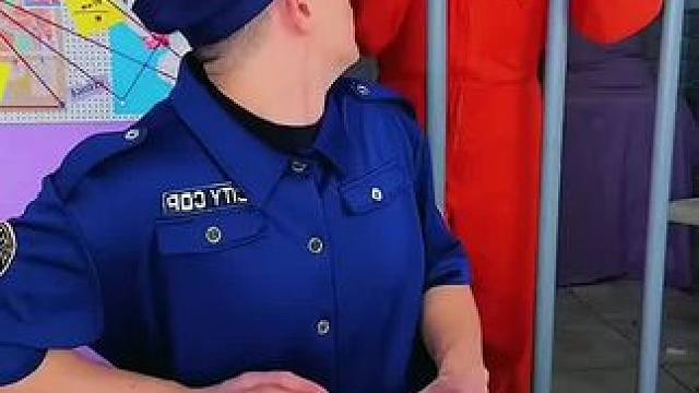 为了能吃到巧克力蛋，用假舌头粘在铁柱上！#看一遍笑一遍 #意想不到的结局 #老外迷惑行为 #老外真会