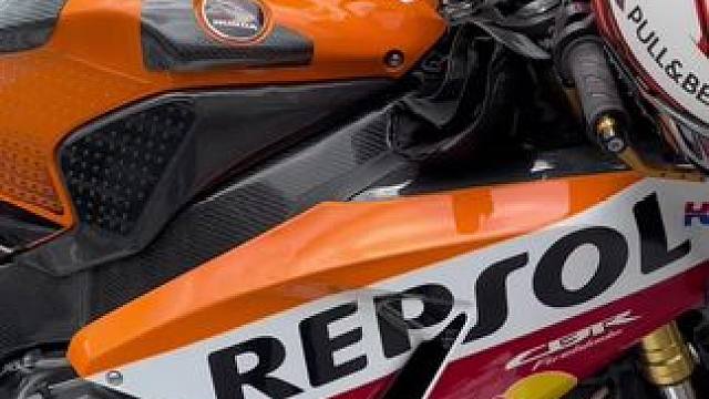 路上遇到好车，都得和骑友们好好欣赏一番#R6 #Honda #Repsol